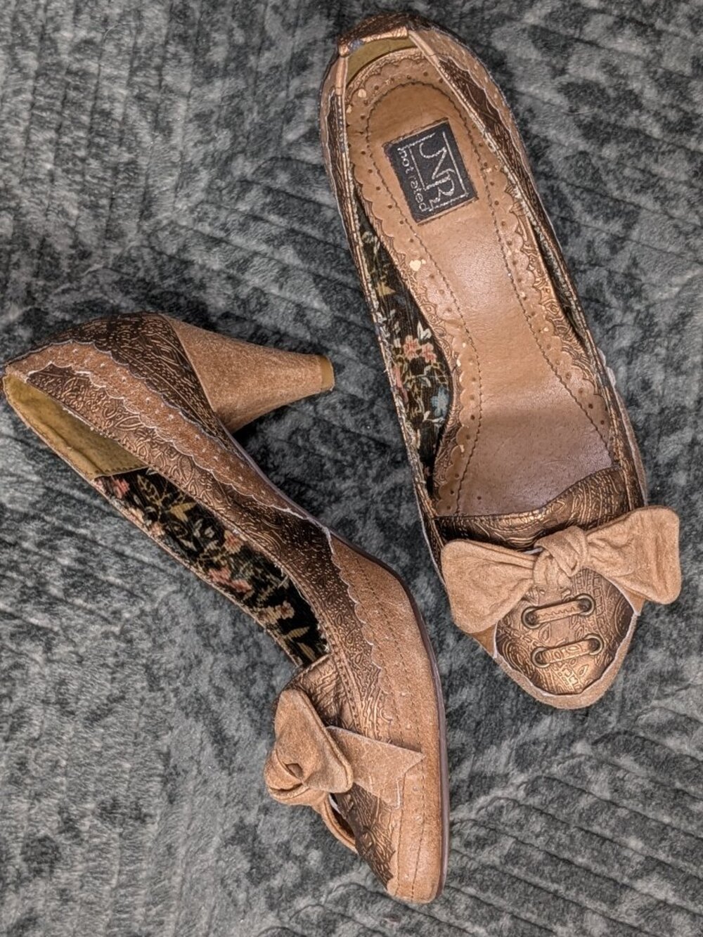 Unrated Women's Size 7.5 Peep Toe Bow Heels Bronze Metallic Romantic Cottagecore